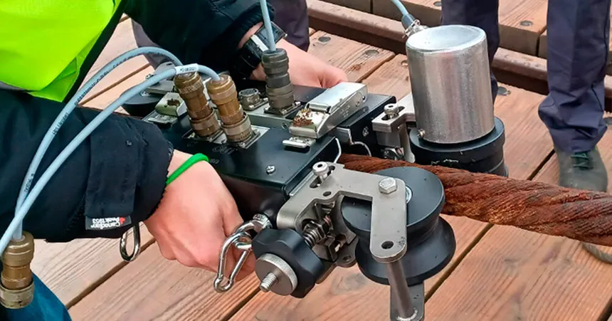 Magnetic rope testing head on a steel wire rope